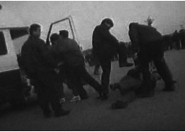 Textové pole: Zatýkání protetujících na náměstí Nebeského klidu v roce 2000, snímek skryté kamery. (Obr. 6)